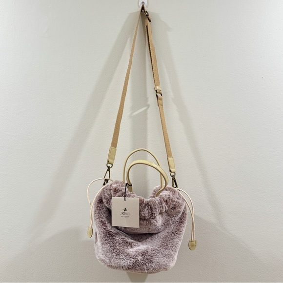 Japanese Chic Faux Fur Bucket Bag with Tan Straps - Picture 4 of 8